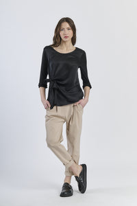 Blusa nera oversize con nodo laterale, eleganza senza tempo