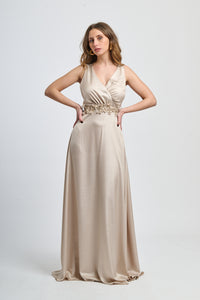 Abito da cerimonia beige, ideale per cerimonie e occasioni eleganti