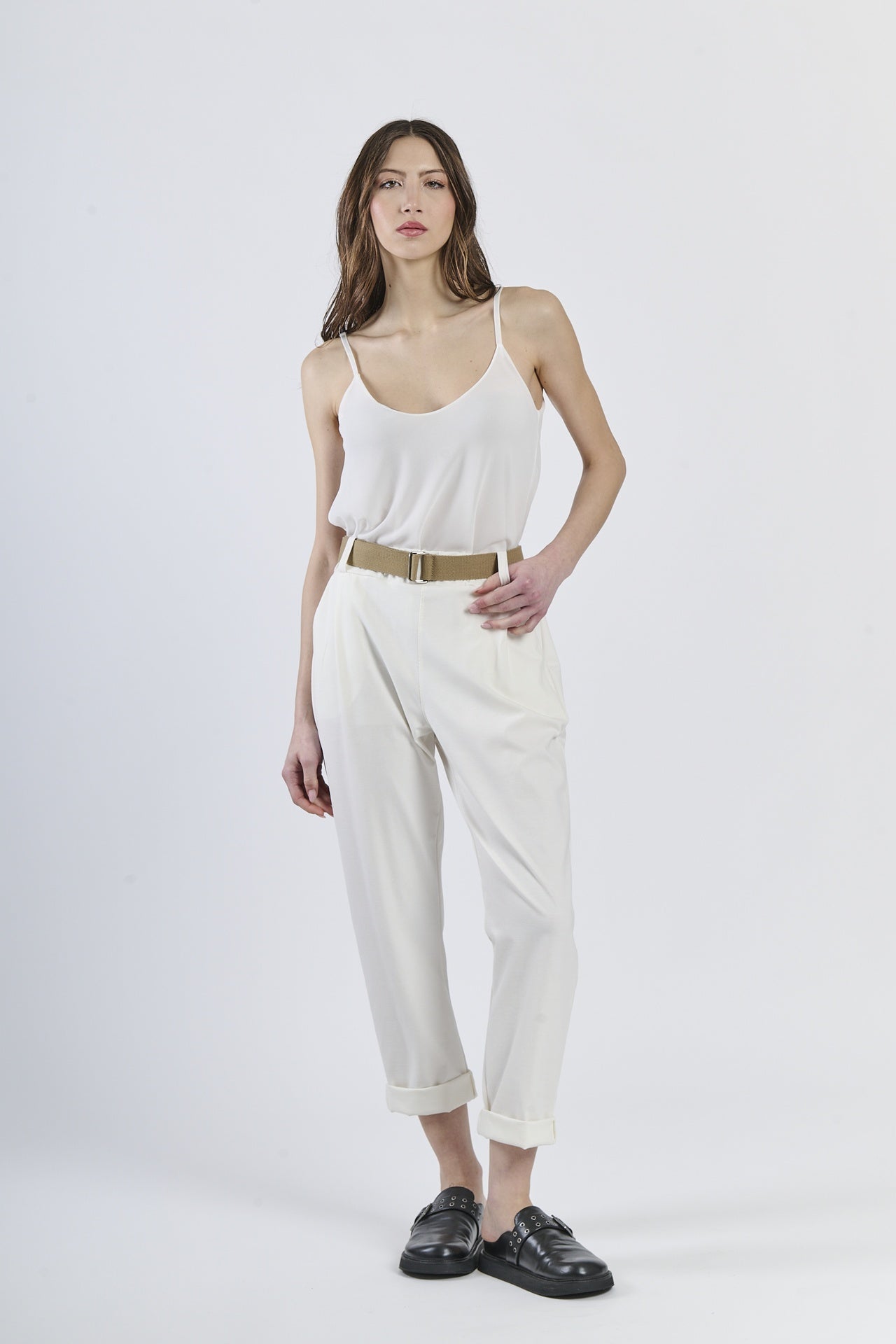 Outfit con top satinato rosa e pantaloni color panna, armonia pastello