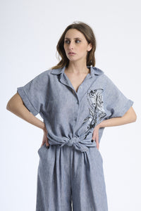 Outfit casual jeans, camicia a maniche corte con stampa e pantaloni ampi