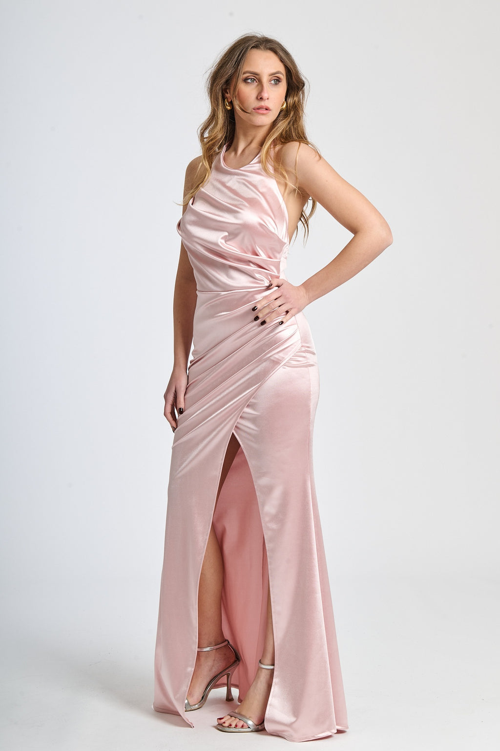 Abito rosa da sera con scollo a halter e fessura laterale
