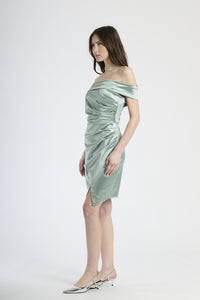 Outfit con abito salvia corto, ideale per un look dal sapore bohemien e rinfrescante.