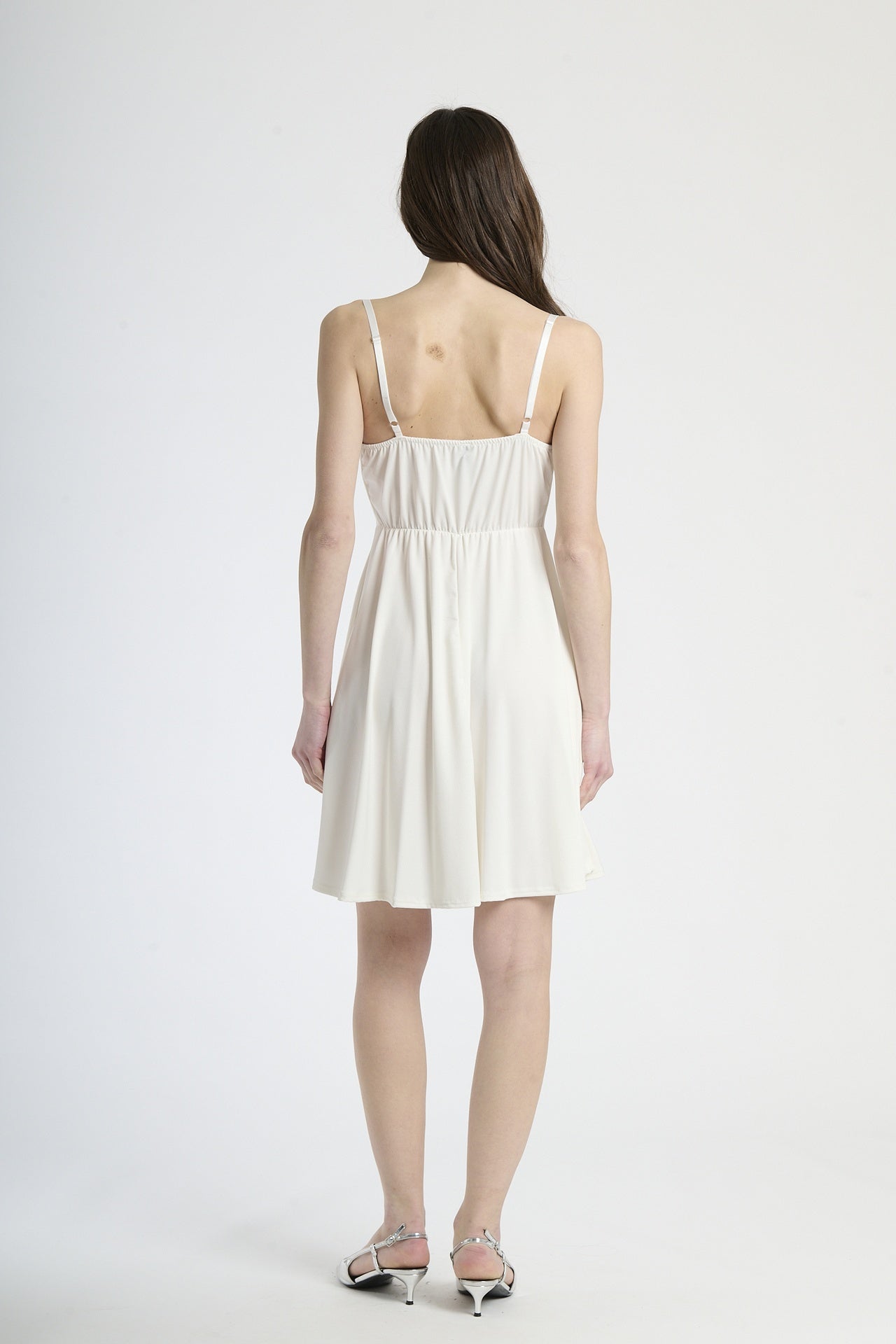 Vestito elegante bianco, silhouette slim con scollatura a V e fianchi svasati