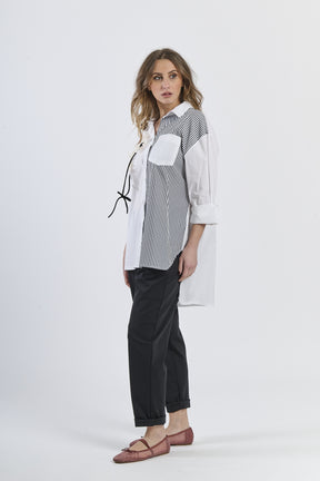 Ensemble: camicia bianca nero e rosa a righe oversize, con fiore applicato e tasca, pantaloni marroni e scarpe mocassini rame