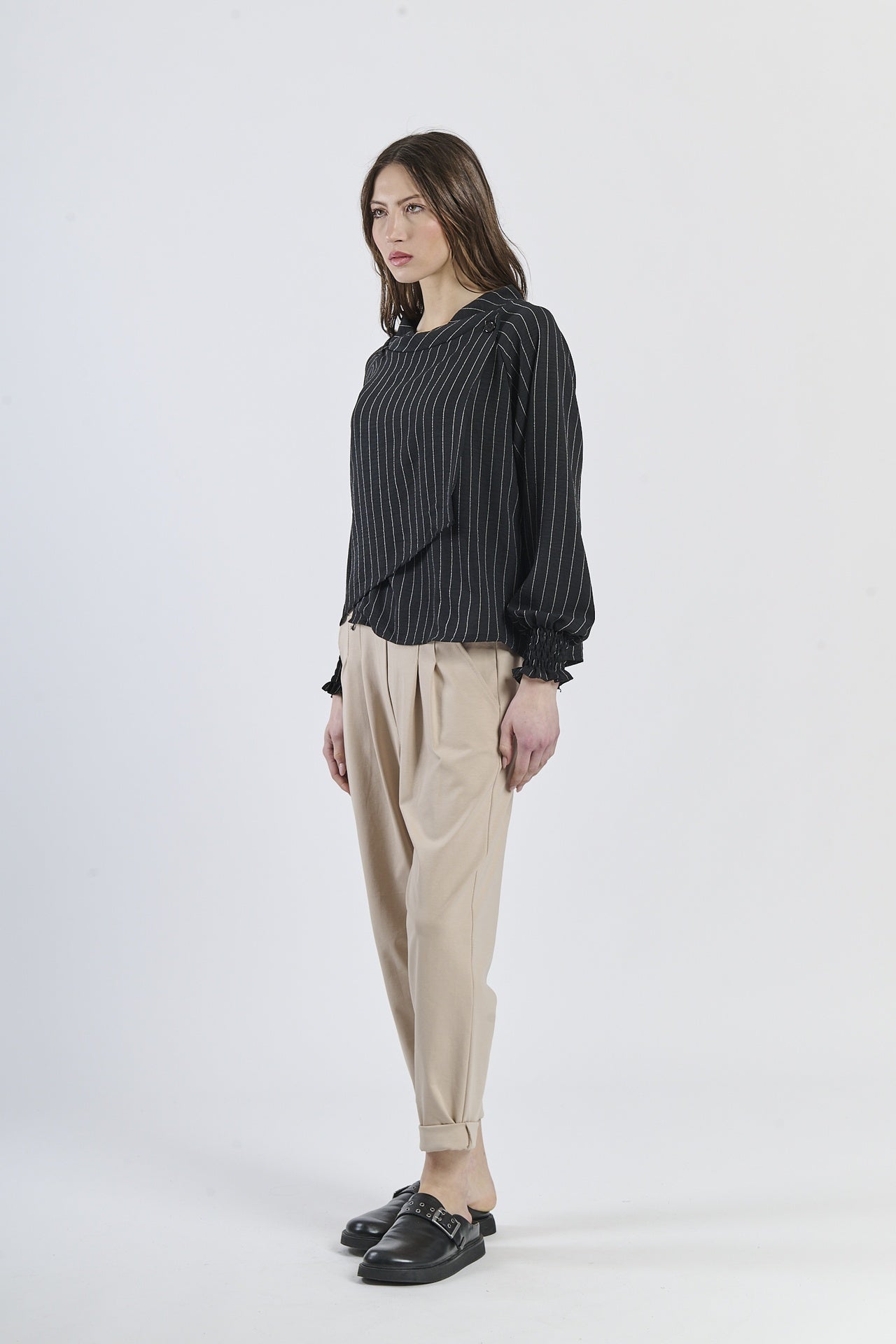 Canotta nera avvolgente condettagli a righe sottili