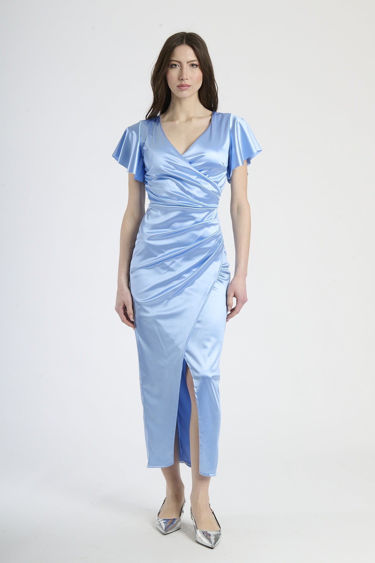 Outfit con abito azzurro lungo, perfetto per un look leggero e accattivante.