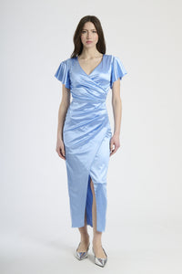 Outfit con abito azzurro lungo, perfetto per un look leggero e accattivante.