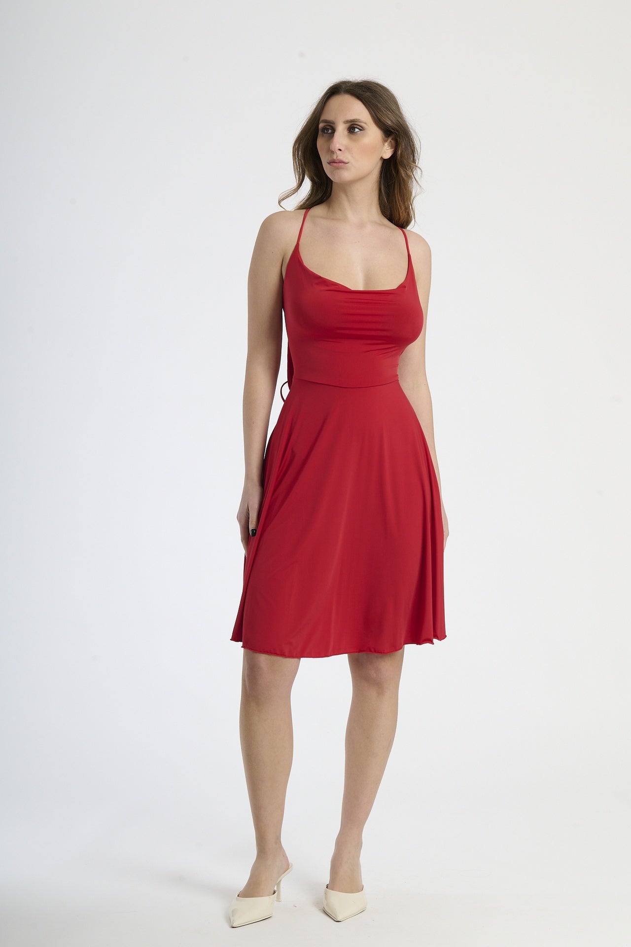 Abito corto rosso con bretelle sottili, taglio a campana e colletto avvolgente per uno stile accattivante e audace.