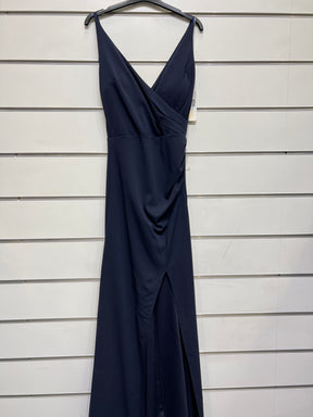 Abito “Loreta” – Eleganza drappeggiata con spacco frontale