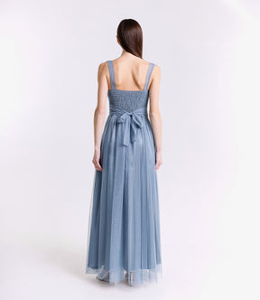 Abito grigio con scollo a V, eleganza minimalista per cerimonie