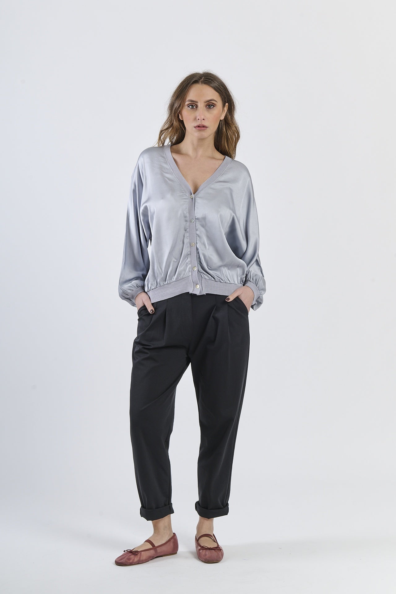 Cardigan grigio chiaro avvolgente in tessuto leggero