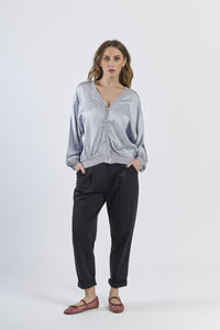 Cardigan grigio chiaro avvolgente in tessuto leggero