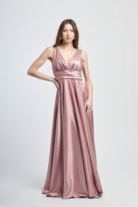 Abito lungo rosa antico in raso romantico, scollo a V profondo e vita incontrita, ideale per eventi romantici