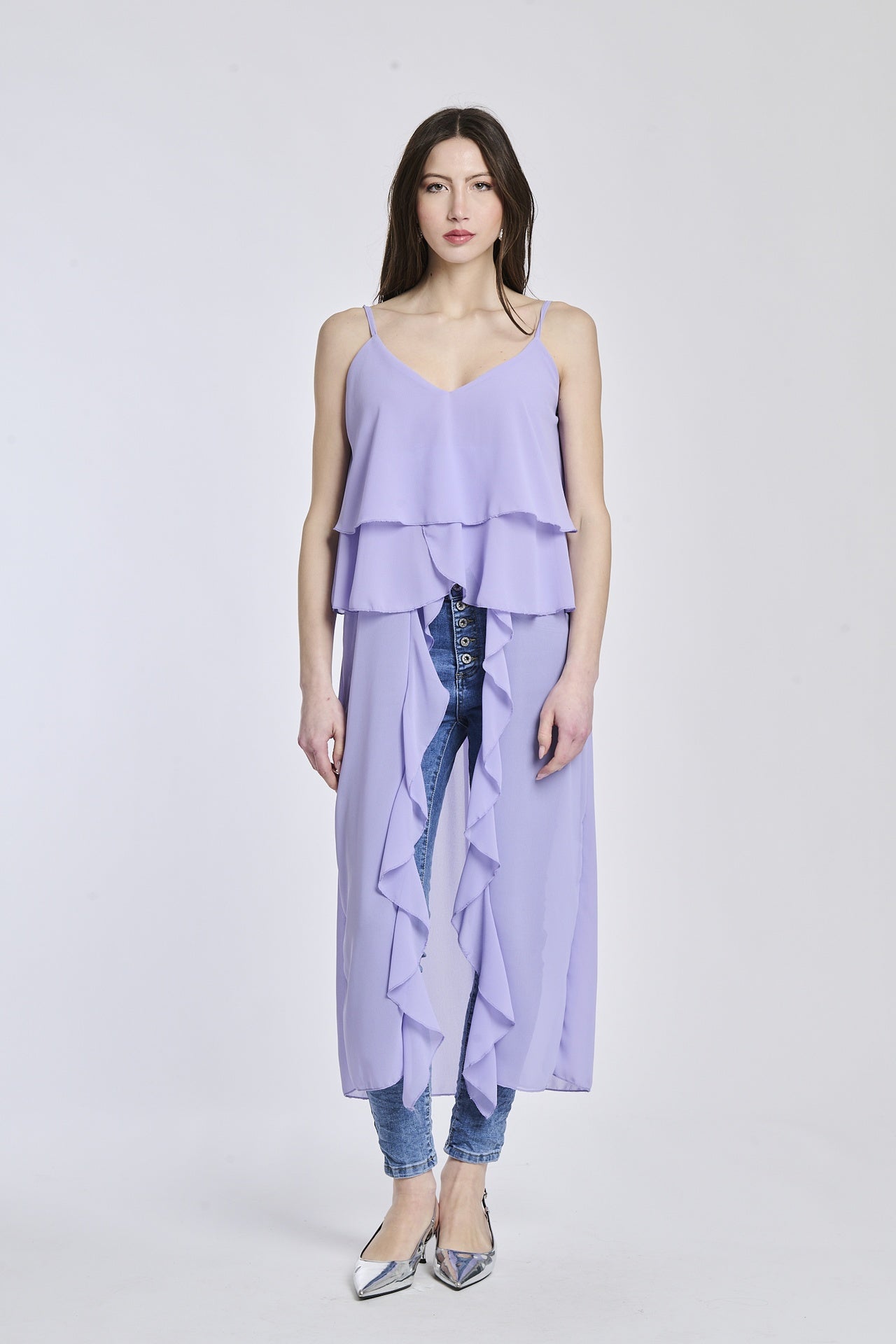 Un abito in lilla con dettagli in seta, che crea un look lussuoso e distinto.