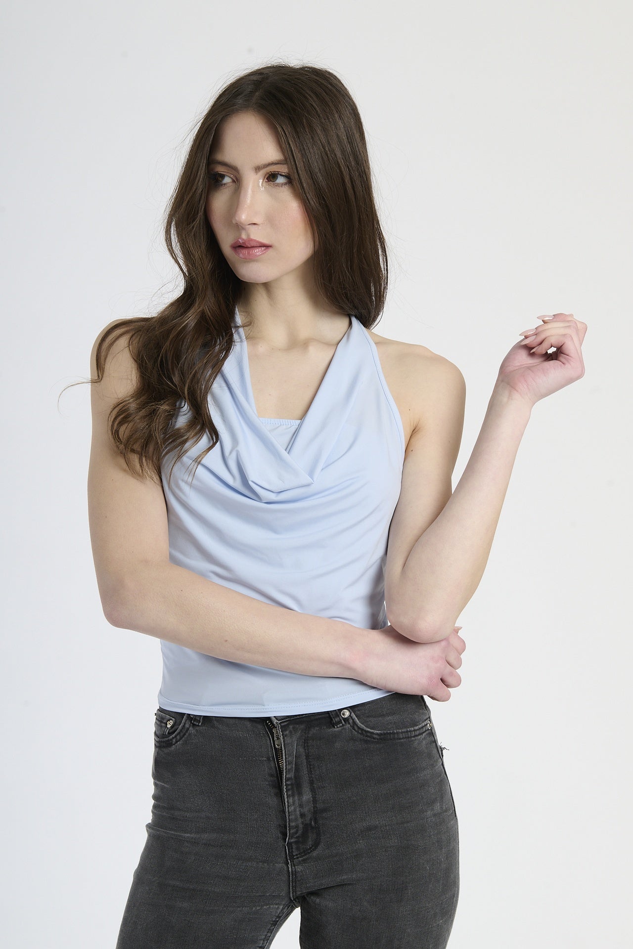 Donna con canotta azzurra, stile fresco e leggero.