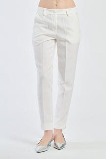 Pantaloni bianchi slim fit, ideali per un outfit elegante e raffinato.