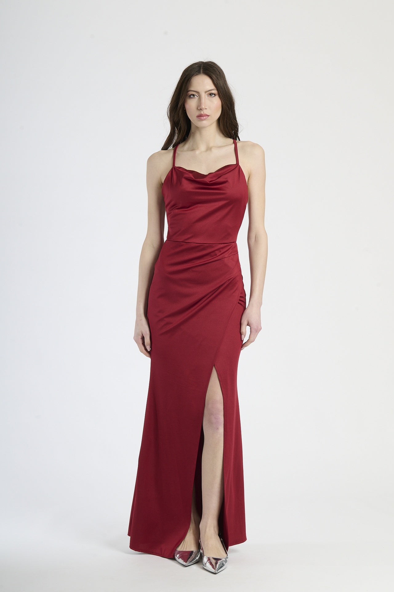 Moda donna: abito bordo in tessuto elegante, design con spalline sottili e colletto avvolgente.