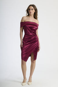 Donna con abito vino a spalla nuda, passione e intensità elegante.