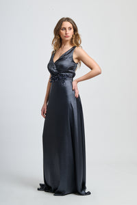 Abito lungo navy in raso intenso, scollo a V e fascia decorativa in vita