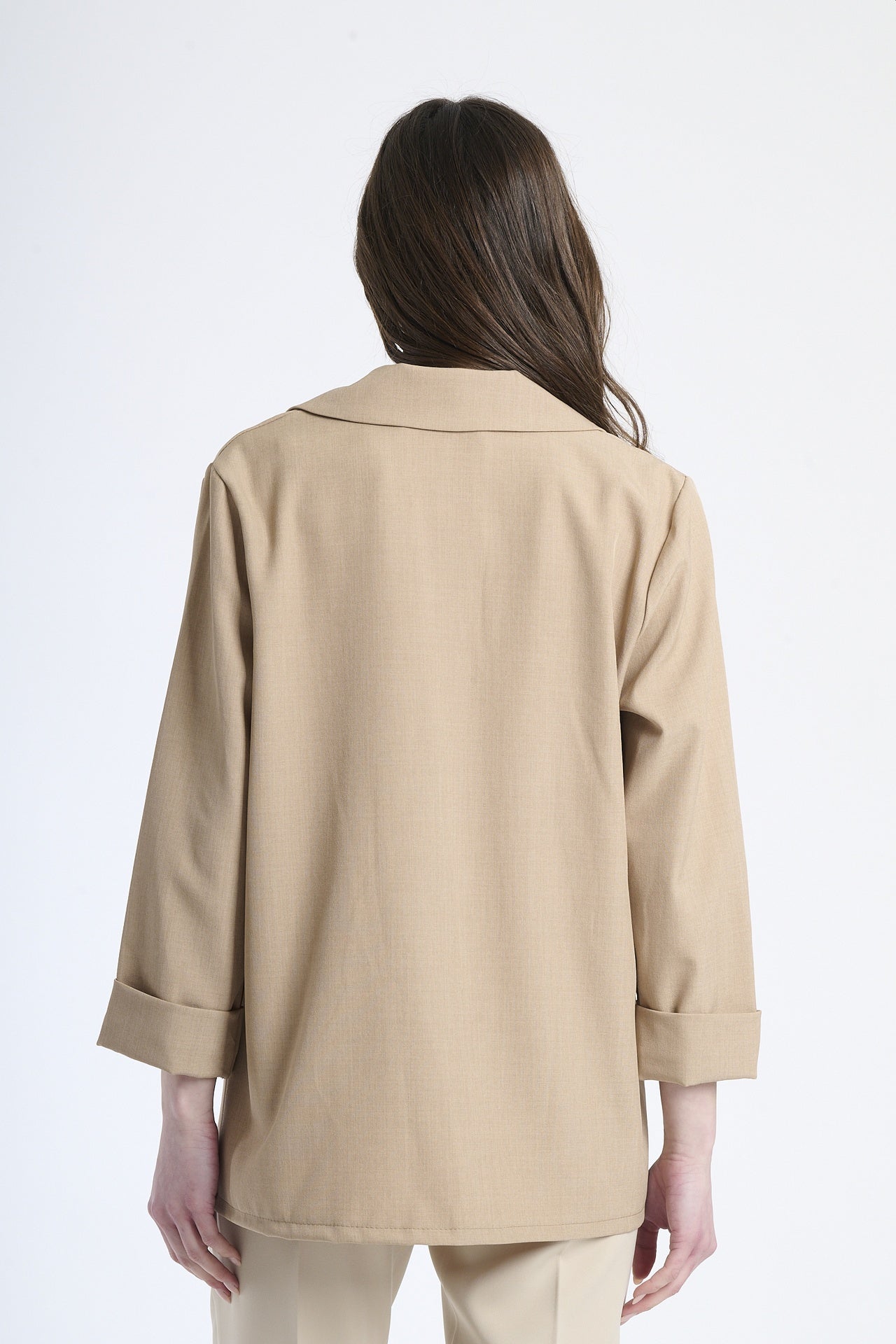 Modella indossa blazer colore tabacco, stile rassicurante ed elegante.