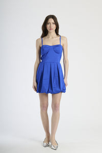 Moda donna: abito bluette a campana, design con bretelle sottili e scollatura cuore.