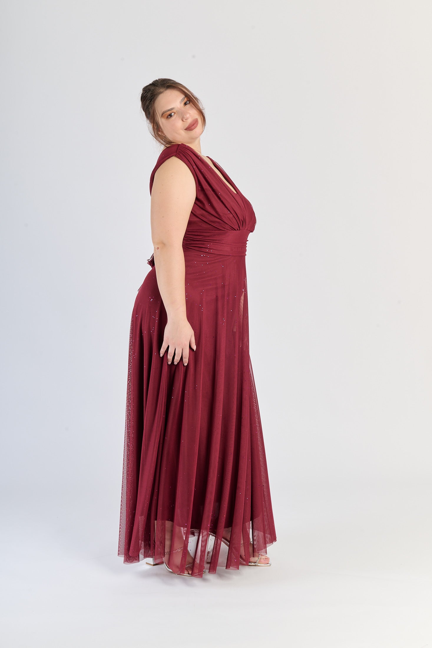 Abito vino elegante, maniche senza spalline e gonna midi, per serate romantiche.