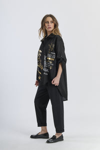 Outfit con camicia nera larga e pantaloni neri, total black chic