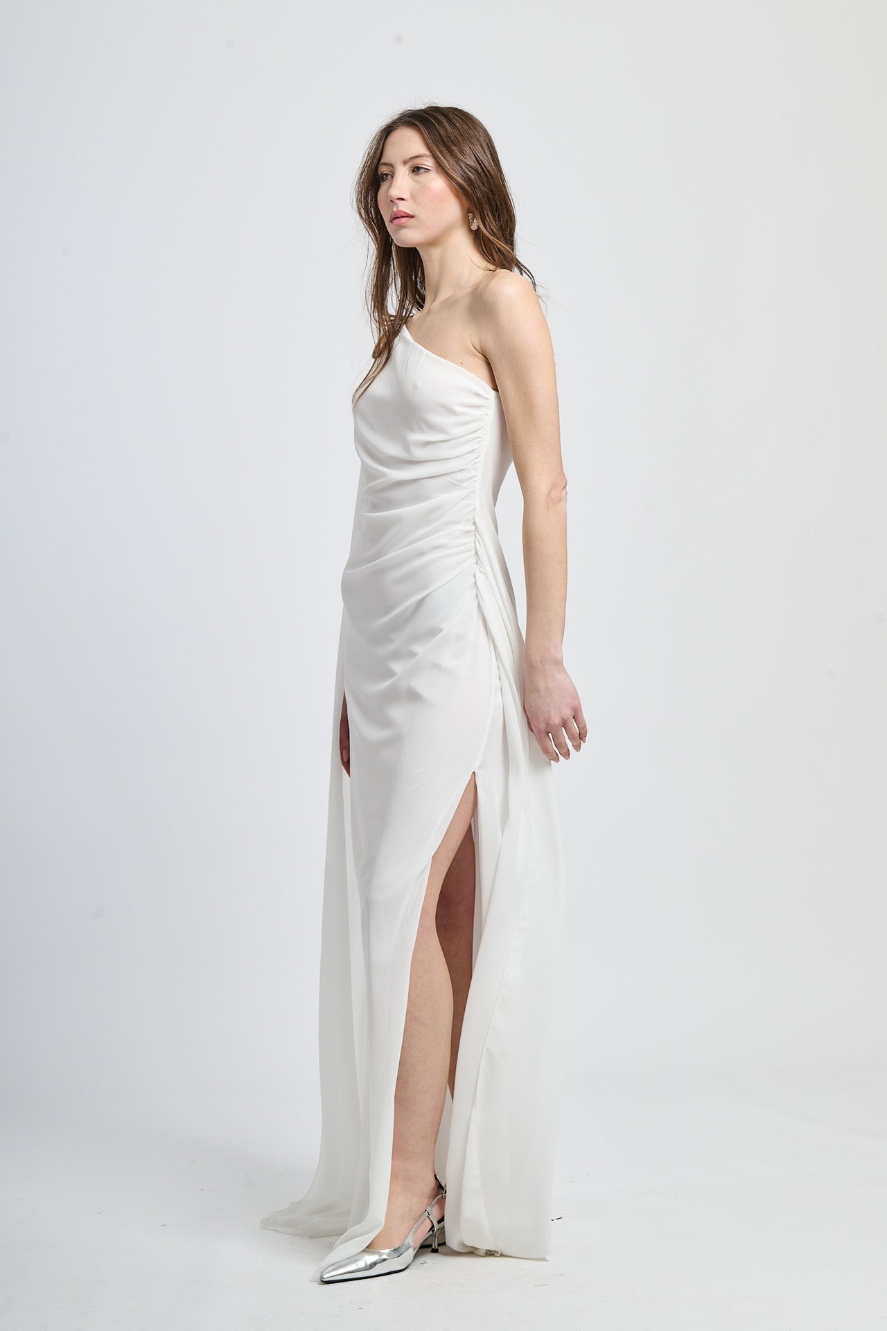 Abito elegante bianco, drappato, spalla unica, ideale per cerimonie o feste.
