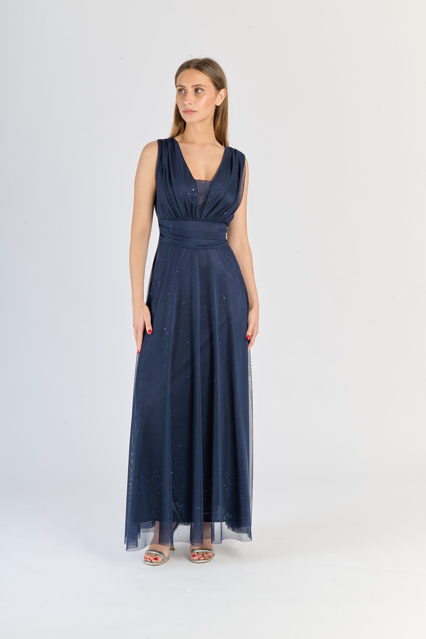 Vestito navy classico, colletto a V e gonna ampia, stile eterno.