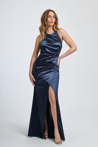 Abito lungo navy classico, design avvolgente in raso lucido