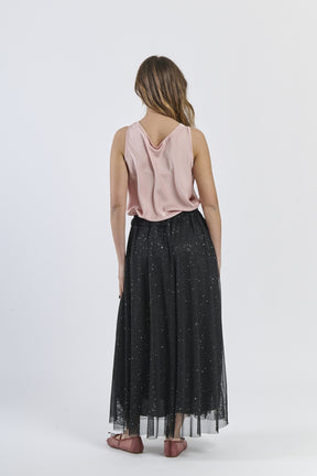 Outfit con gonna nero-argento e top a scollatura drapata