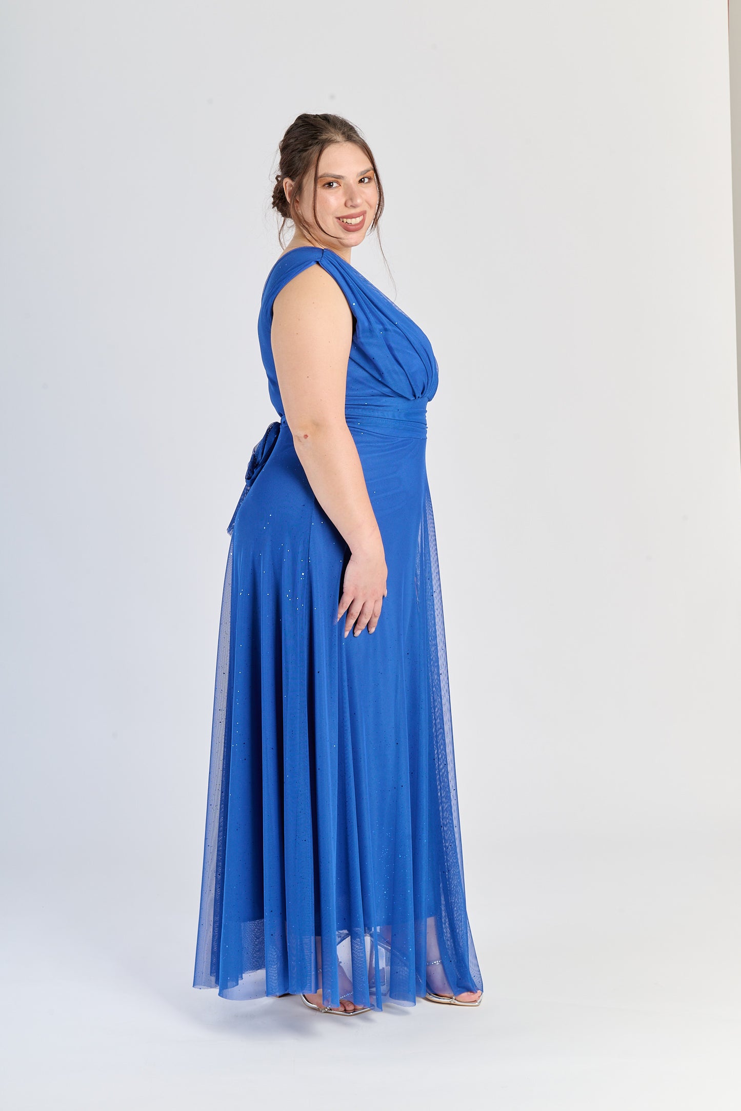 colletto a V e fascia in vita, carattere deciso.