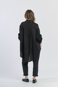 Camicia nera a maniche arrotolate, look classico e moderno