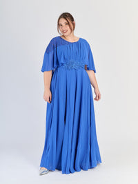 maniche ampie e finitura elegante