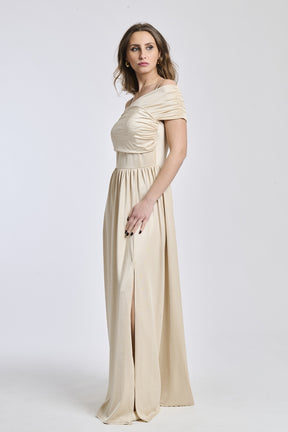 Abito beige lungo, design a spalline scollate, fascia in vita e apertura laterale, perfetto per occasioni estive.