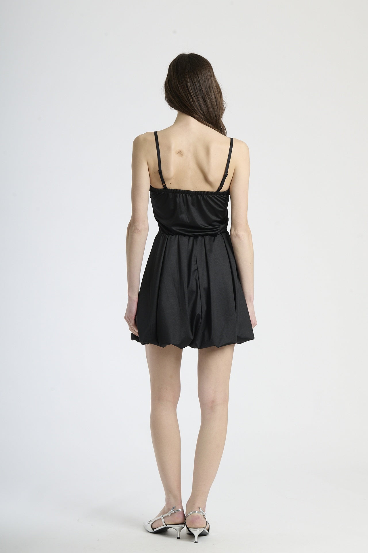 Abito iconico nero, ideale per serate speciali e look sicuri.