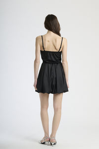 Abito iconico nero, ideale per serate speciali e look sicuri.