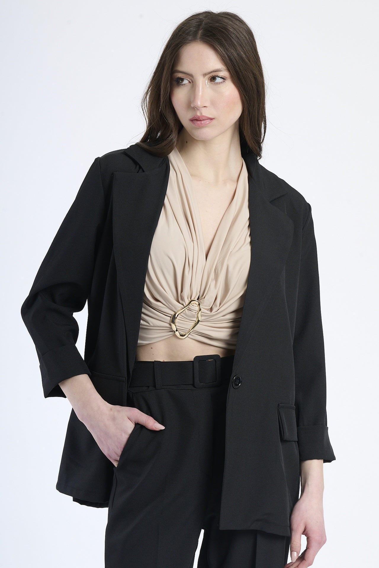 Donna con blazer nero, eleganza senza tempo e sensualità.