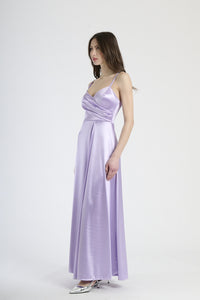 Abito da sera lilla, tessuto lustrato con dettagli plissé e silhouette slim