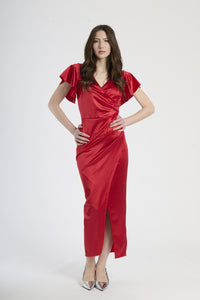 Donna con abito rosso in raso, passione ed eleganza intensa.