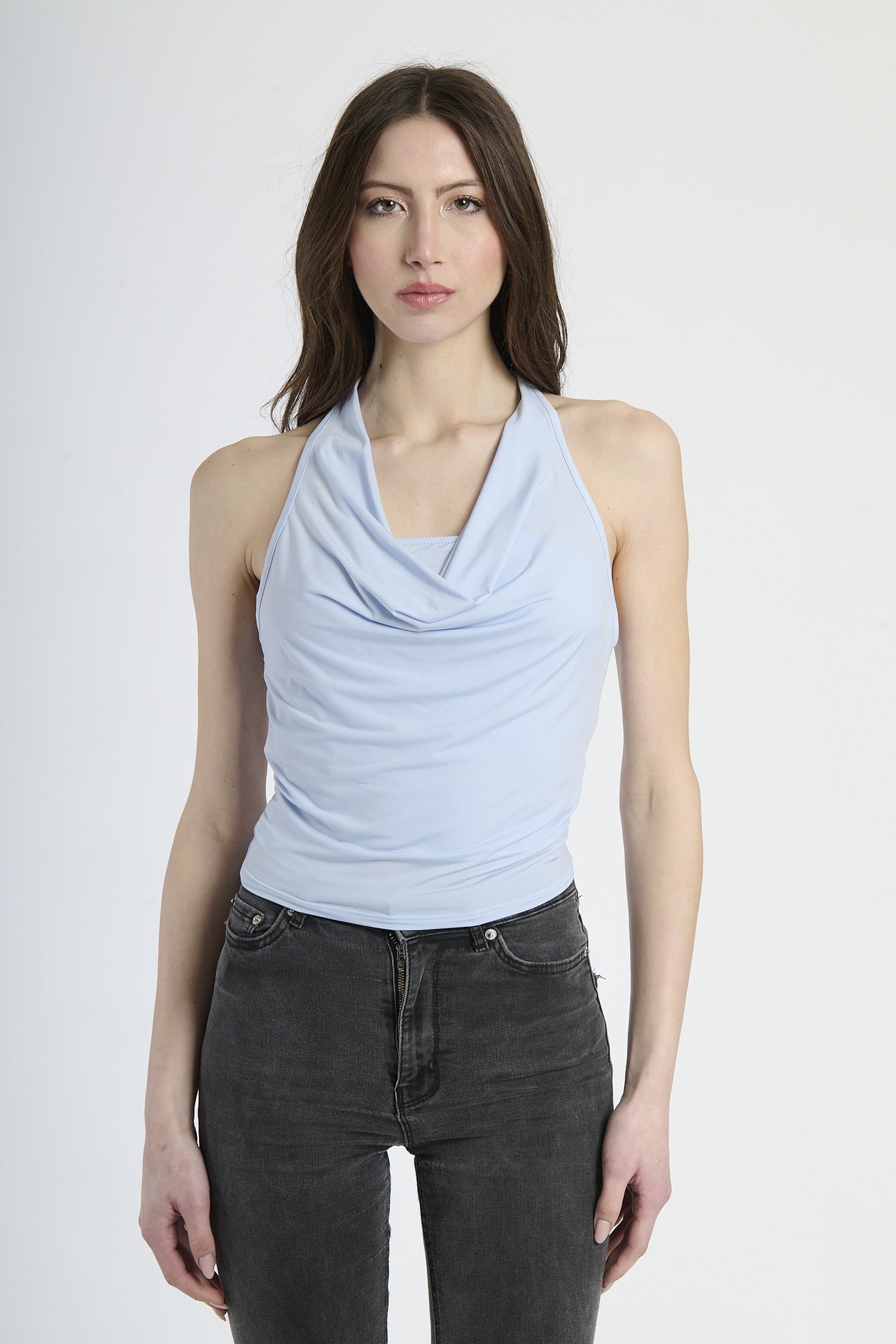 Outfit con canotta azzurra, perfetto per giornate soleggiate.