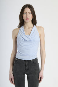 Outfit con canotta azzurra, perfetto per giornate soleggiate.