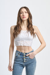 Top corto in pizzo bianco con bretelle sottili e finitura a zigzag