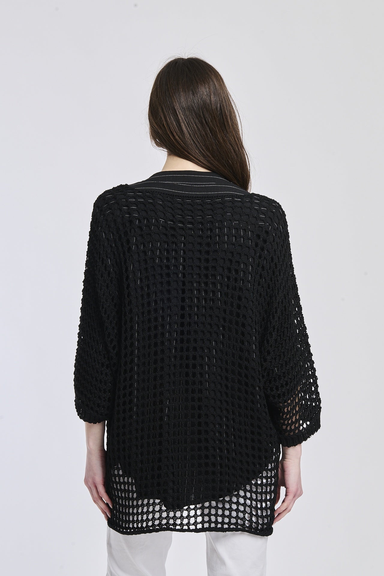 Maglione nero a coste sgargianti con colletto e taglio audace