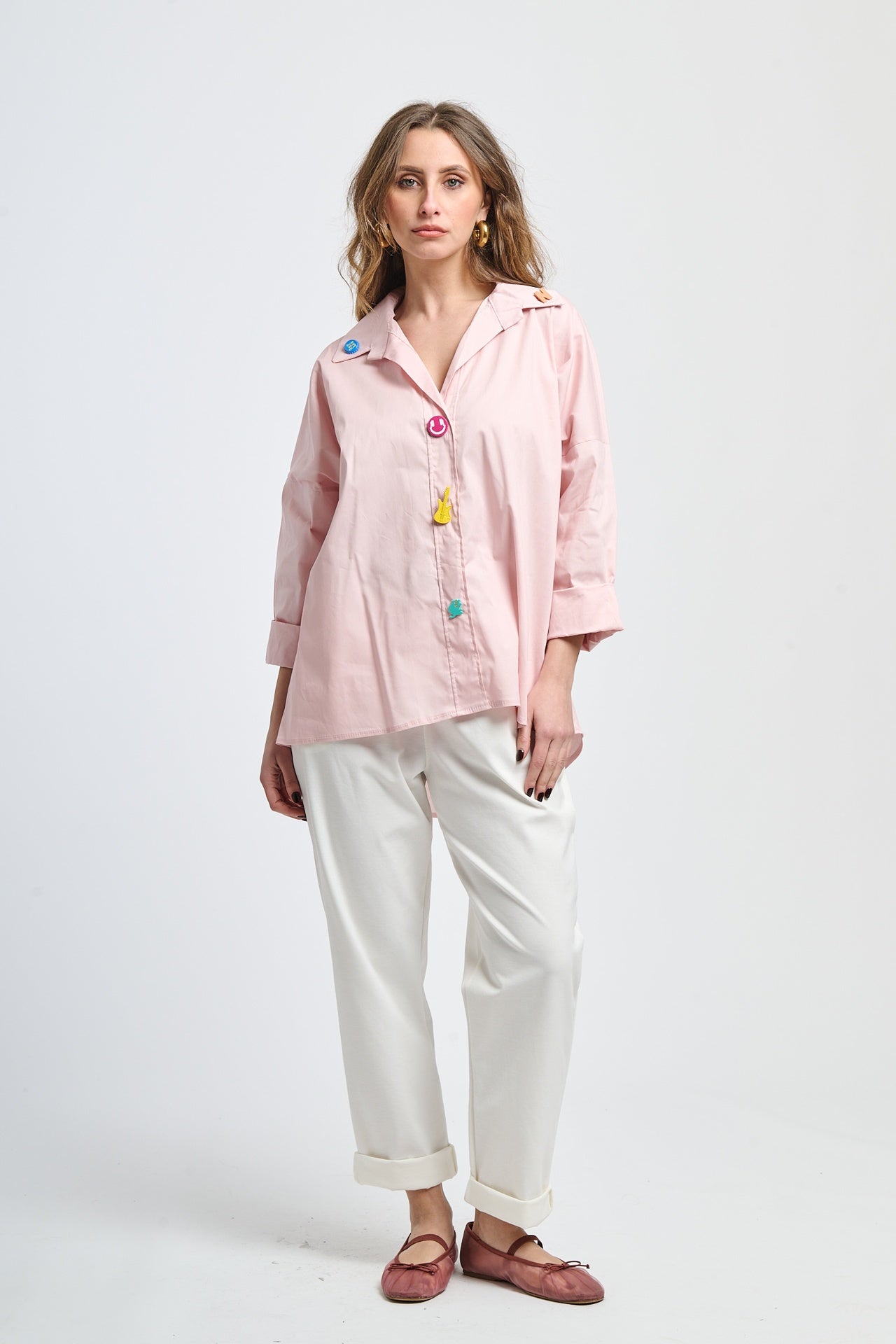 Camicia rosa dolce con bottoni colorati