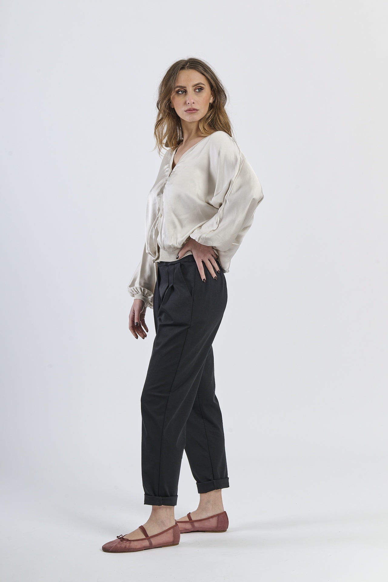 Cardigan beige minimalista concollo a V