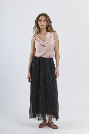 Modello in gonna lunga nero-argento e canotta rosa vivace
