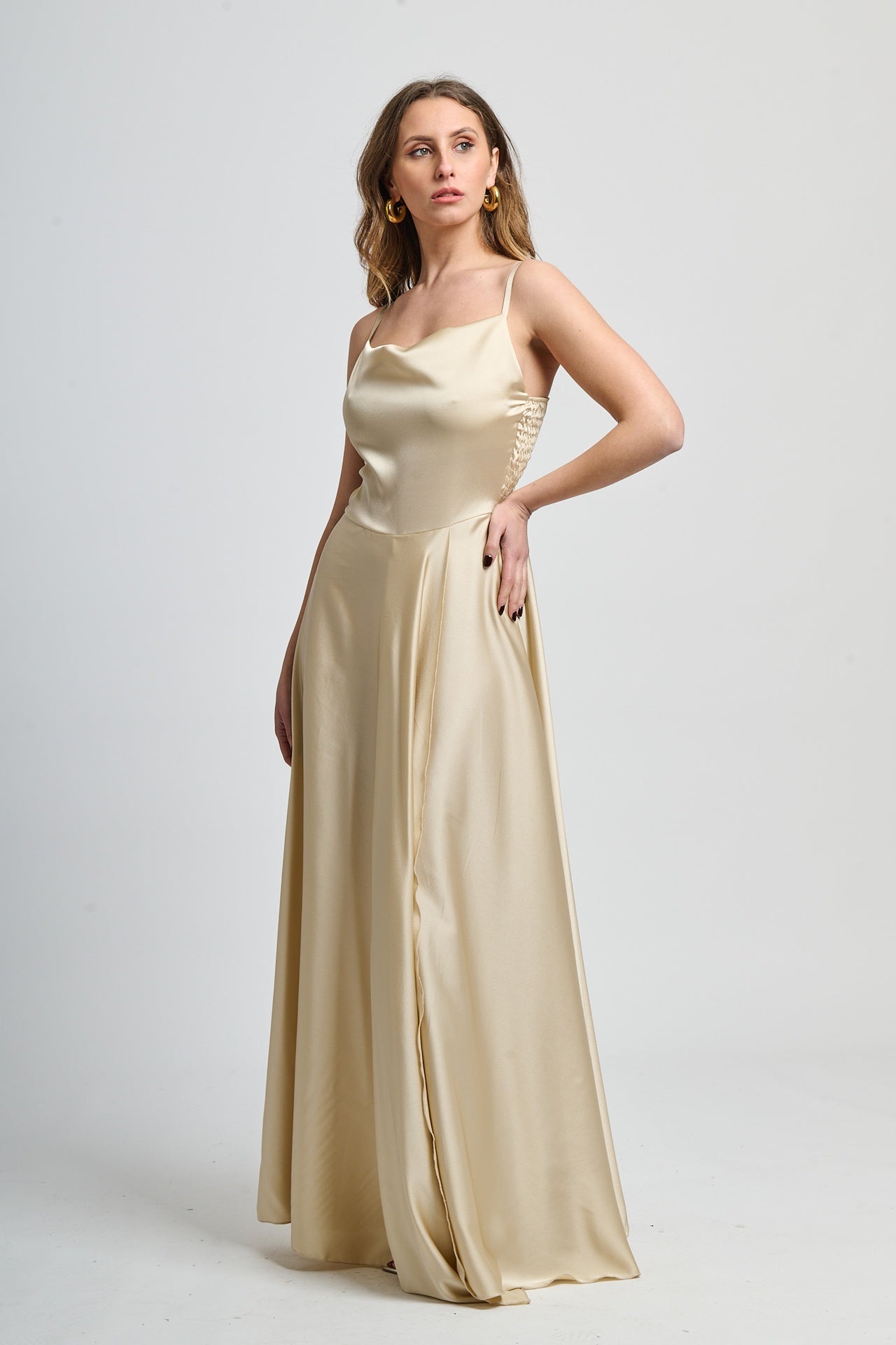 Abito formale beige in raso, ideale per cerimonie e eventi