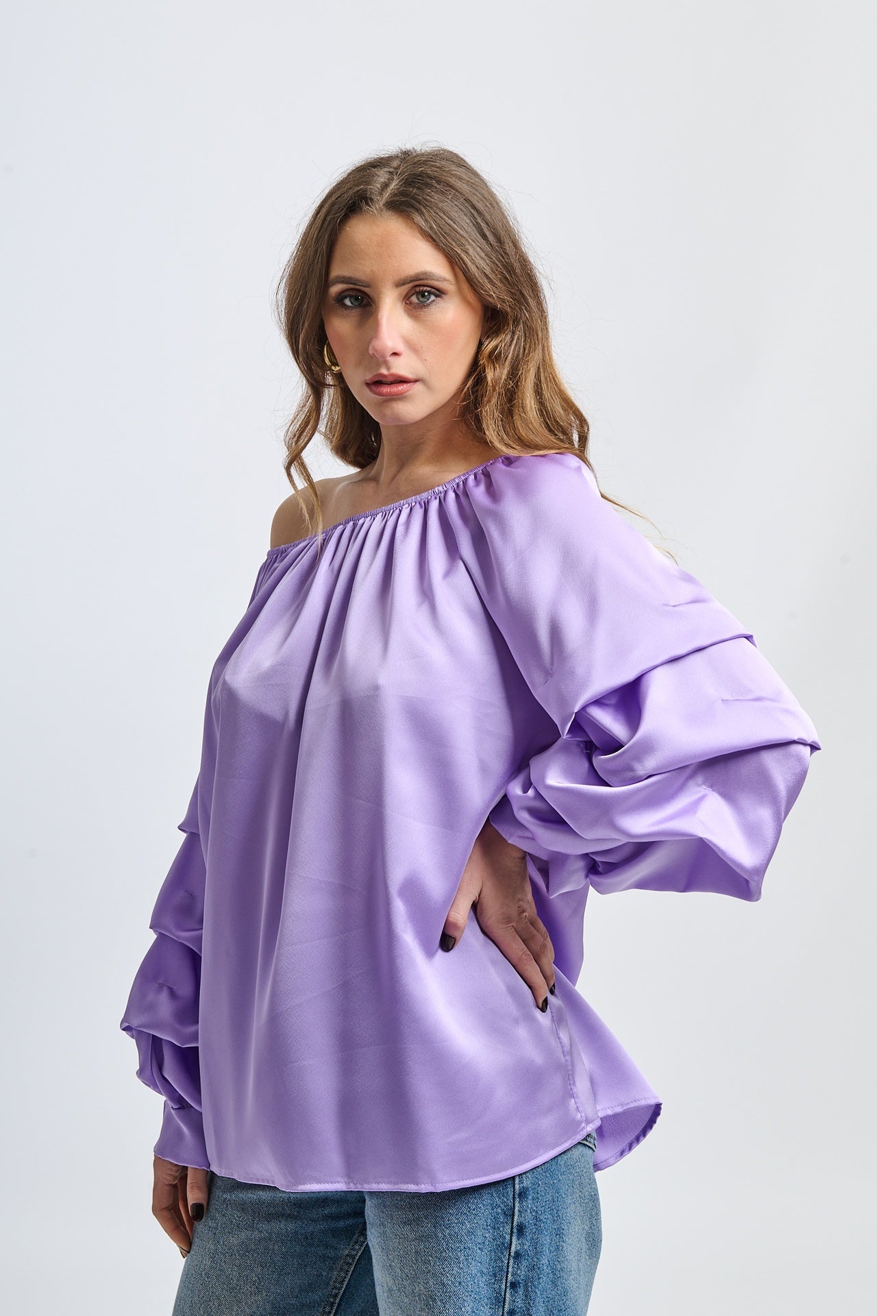 Outfit lilla: blusa oversize, dettagli ruffle, per occasioni informali o eventi leggeri