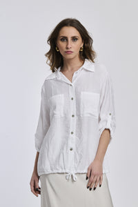 Camicia bianca da donna con bottoni metallici, che aggiunge un tocco di modernità.